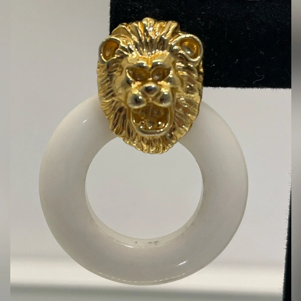 Lion Leo Earrings with White Knocker 💕 - Picture 5 of 5